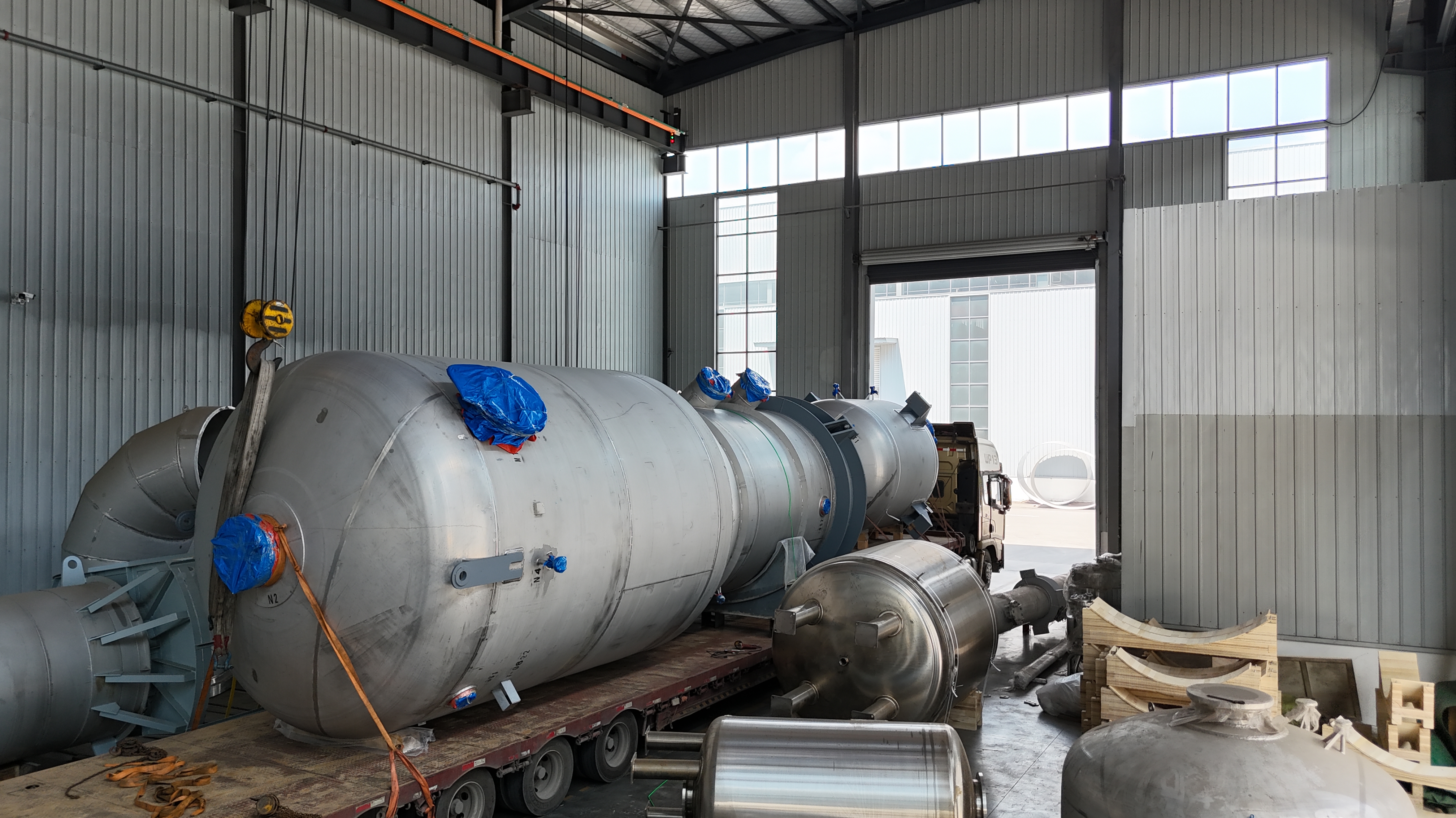 笃舜集团发往湖北天岳新材料项目一效气液分离器及工艺冷凝水罐设备发货现场