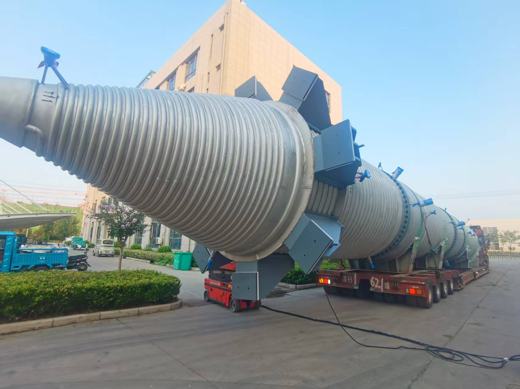 笃舜发往天岳天门新材料科技有限公司后聚合器设备发货现场