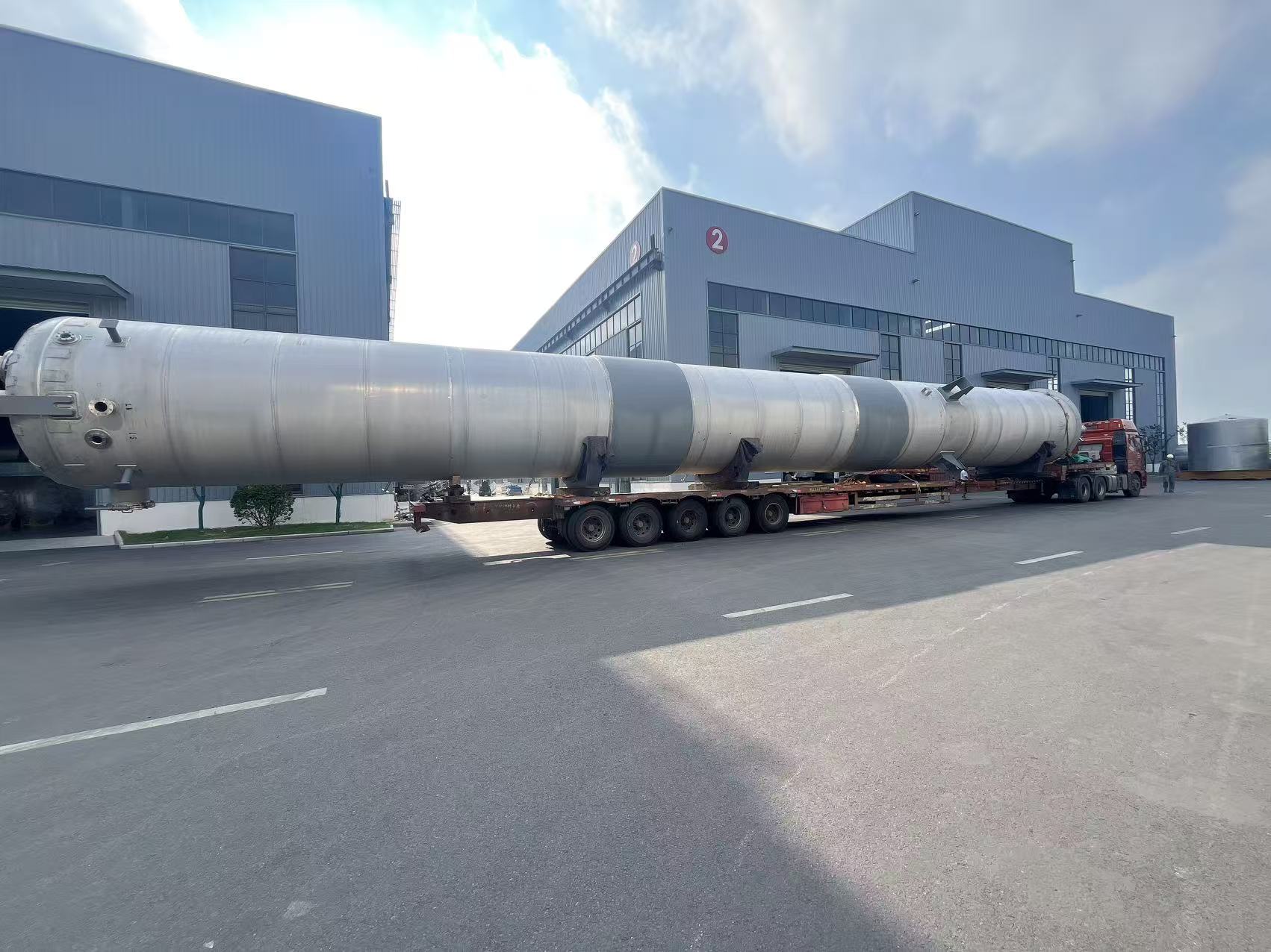 笃舜发往湖北天岳天门新材料科技有限公司萃取塔设备发货现场