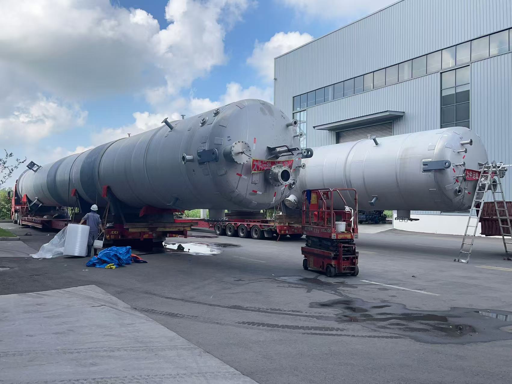 笃舜发往湖北天岳天门新材料科技有限公司萃取塔设备发货现场