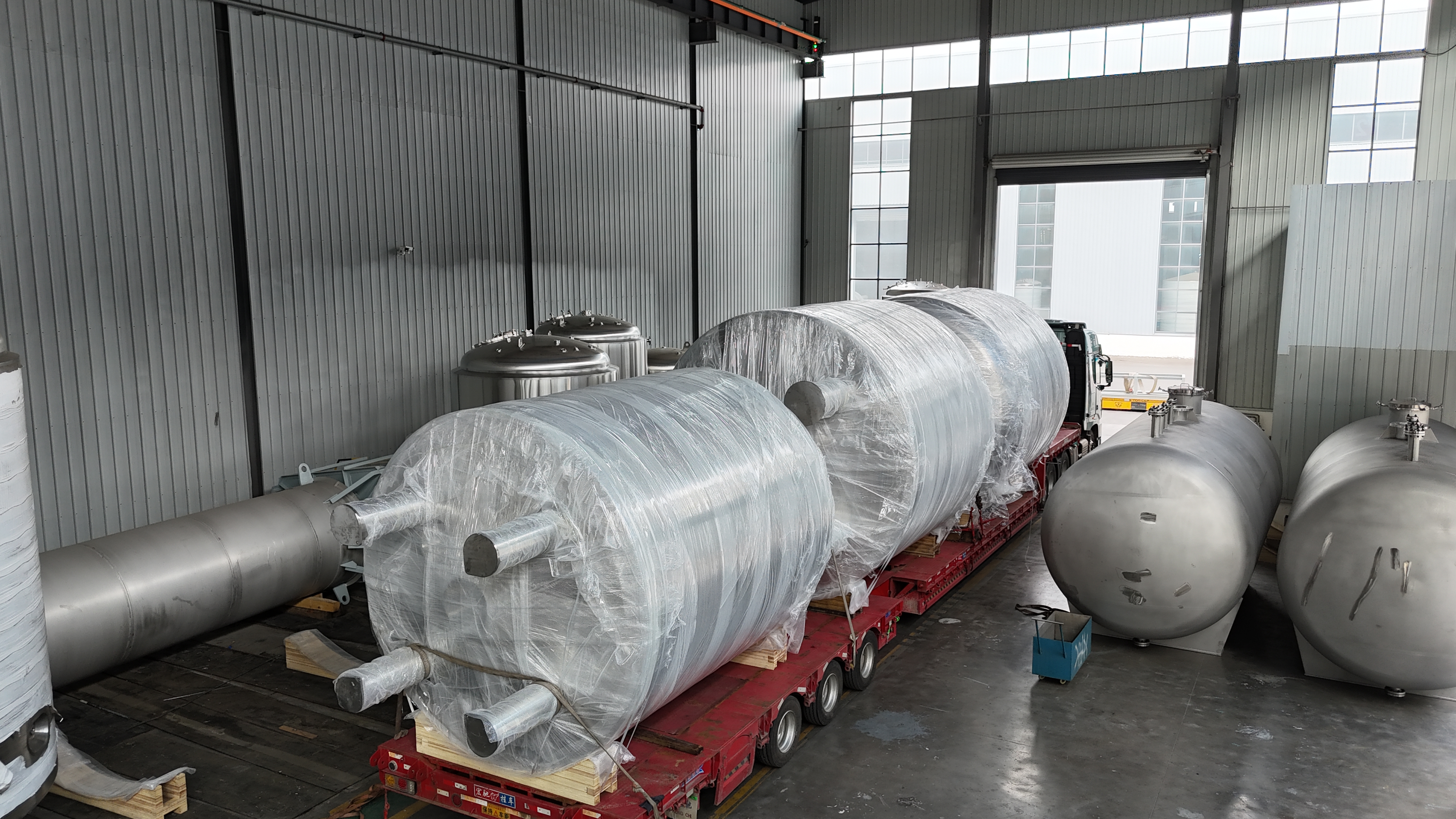 笃舜集团发往烟台凯贤40立方注射水罐与纯化水罐设备发货