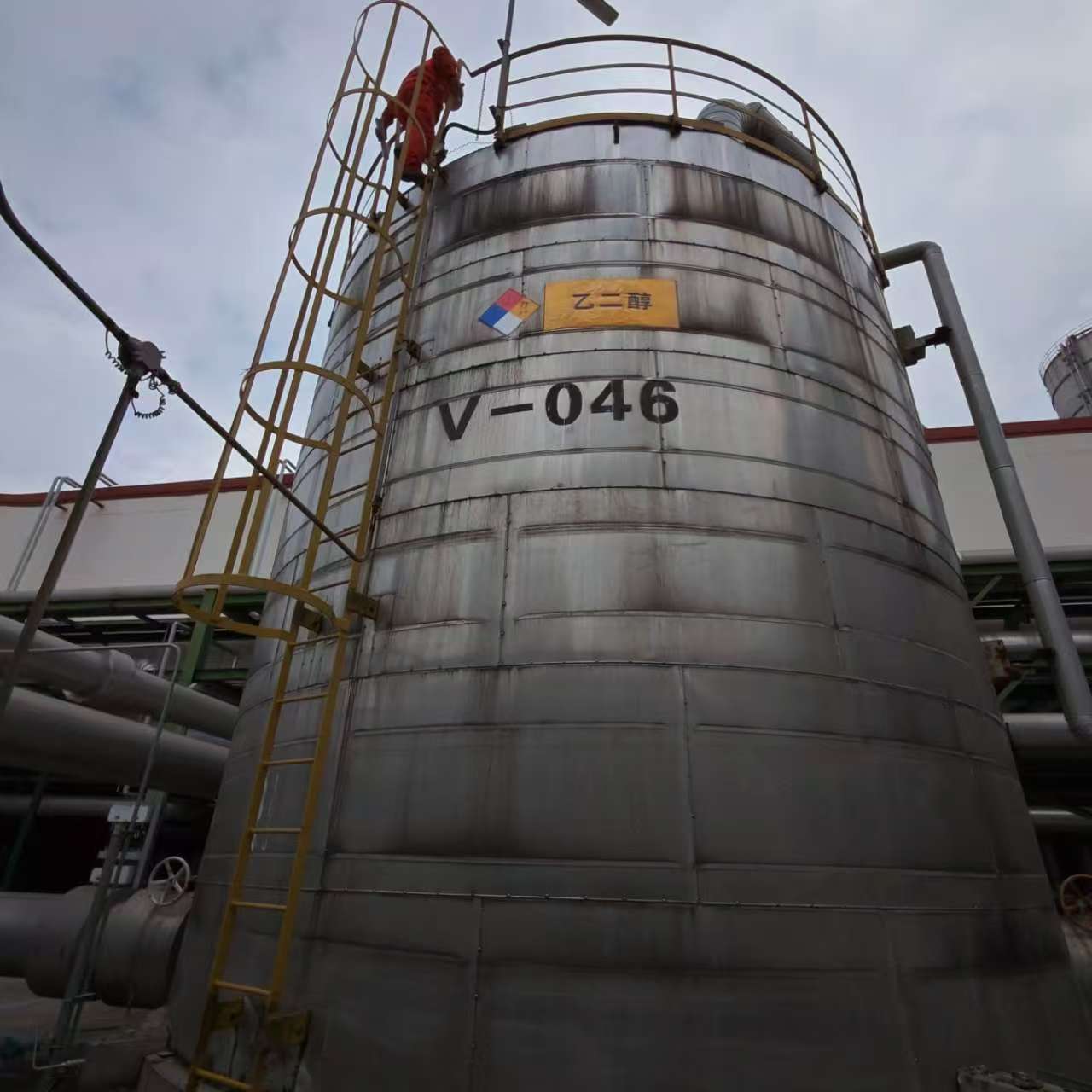 笃舜集团三菱项目现场储罐安装